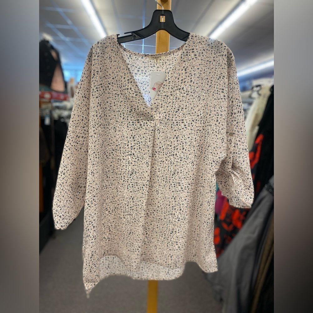 🛍️ Jodifl Ladies Lg Pink & Gray Cheetah Top/ Tunic
